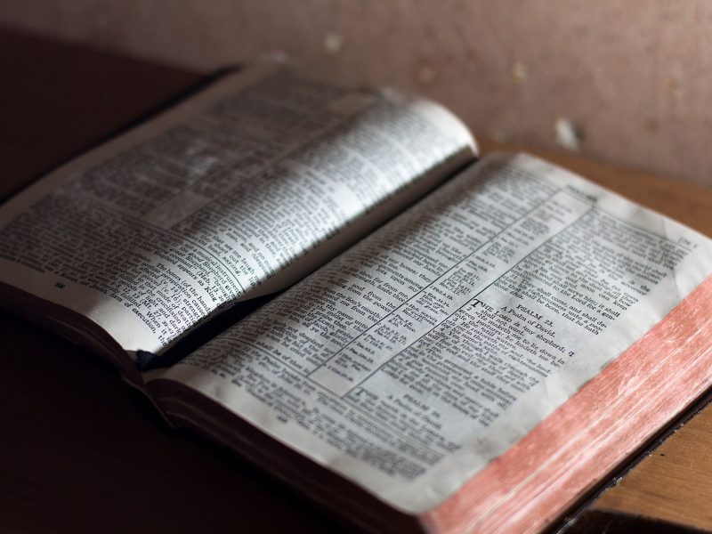 Eine aufgeschlagene, gut gebrauchte Bibel.